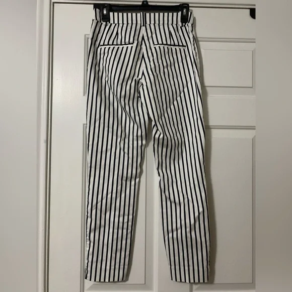 Striped Cropped Pants - Picture 3 of 3
